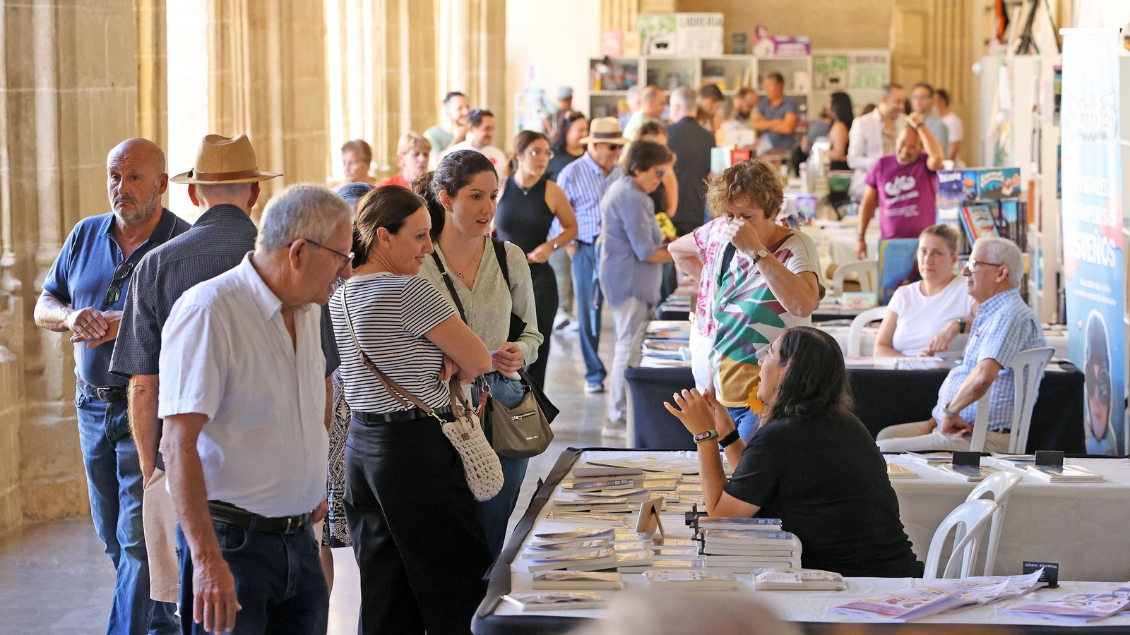 Imágenes del gran ambiente en la Feria del Libro en Jerez