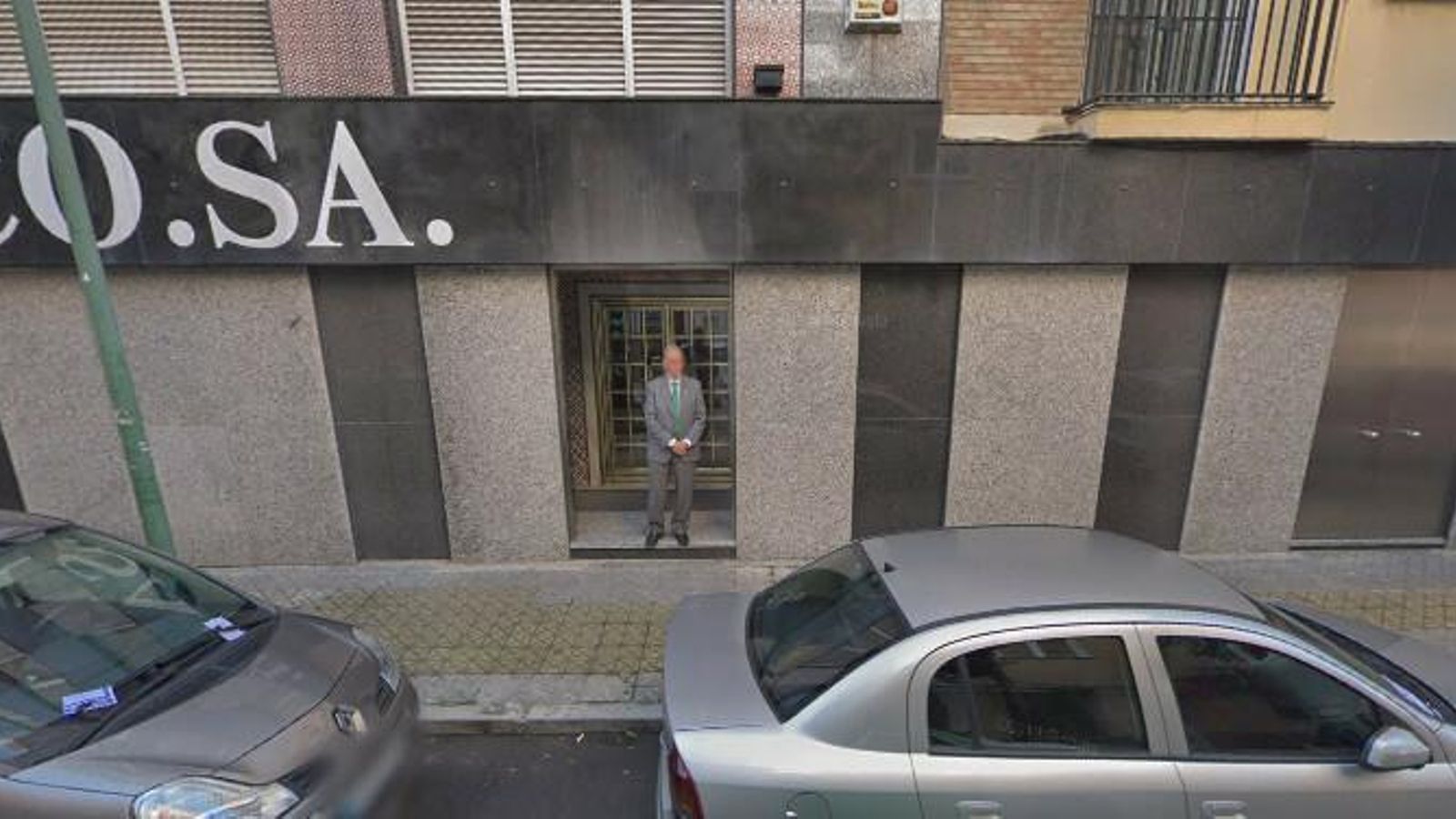 Manuel Ruiz de Lopera, en la puerta de su casa en Street View.