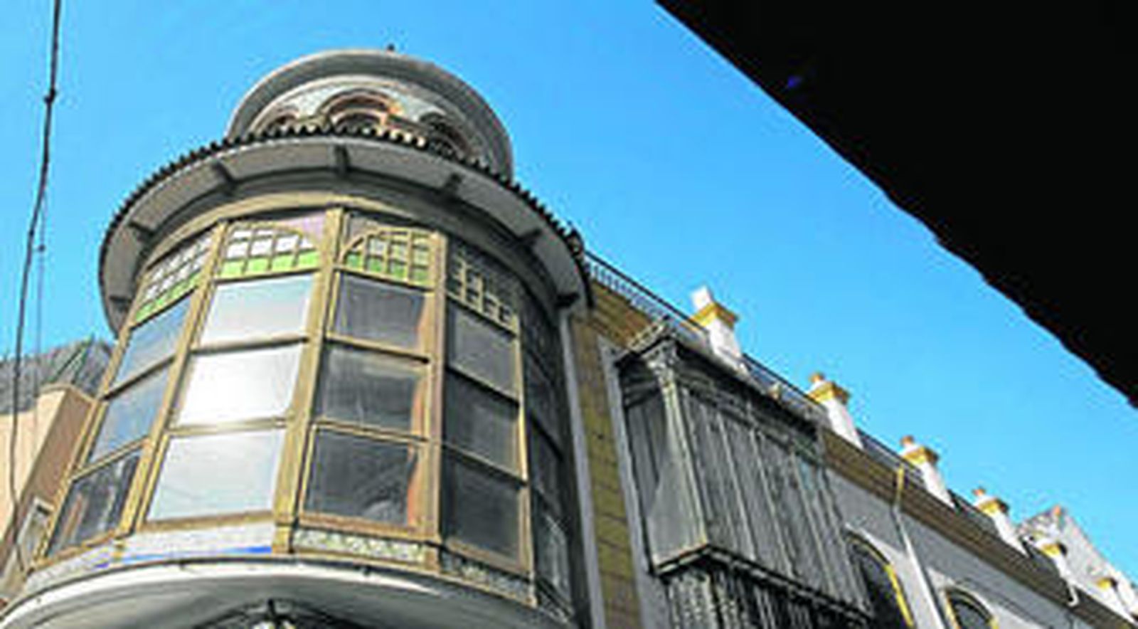 El pabellón cilíndrico es posterior a la casa que ocupa una manzana de forma triangular.