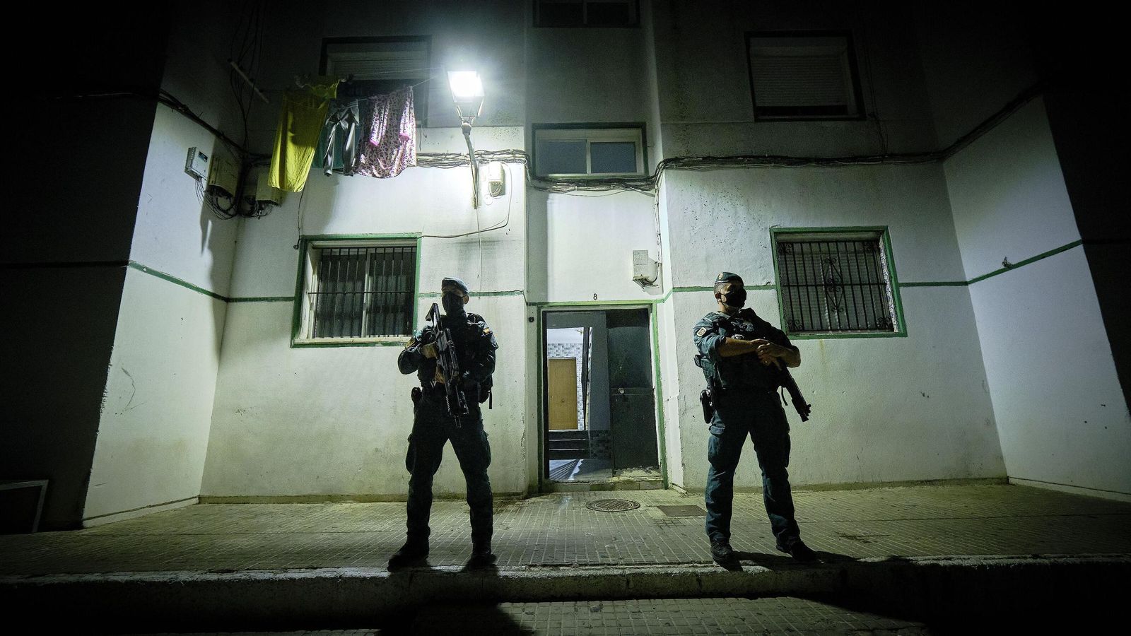 Registro y detenciones durante una operación de la Guardia Civil en la barriada de El Pinar en Barbate.