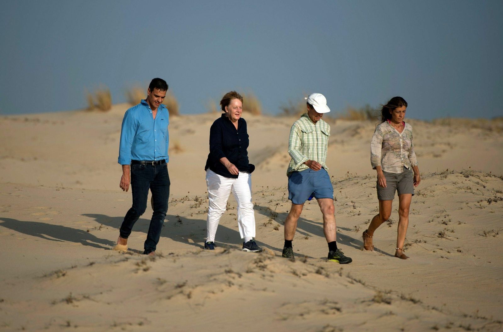 Pedro Sánchez con Angela Merkel y sus parejas el verano pasado en Doñana. Pedro Sánchez con Angela Merkel y sus parejas el verano pasado en Doñana.