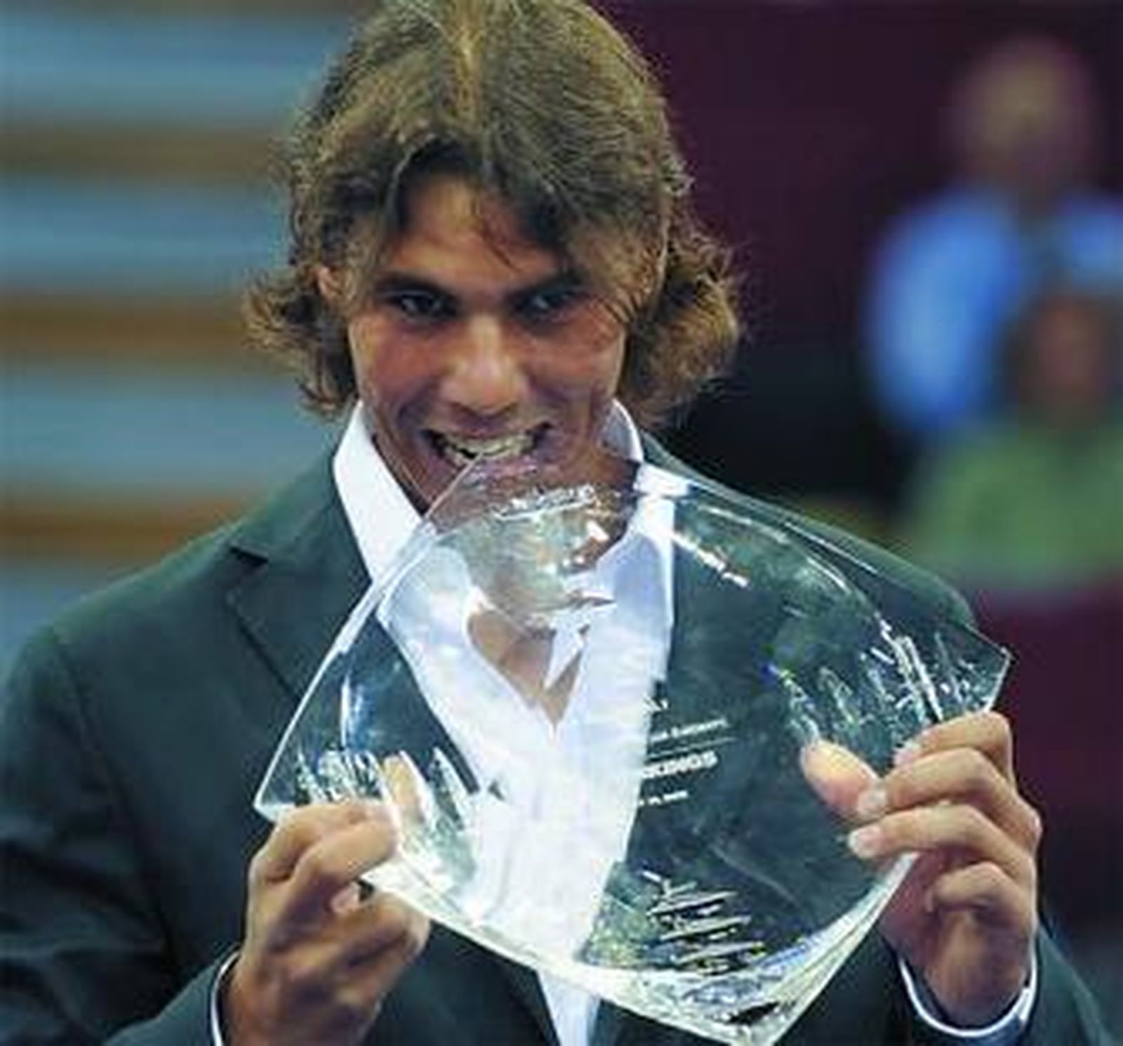 Rafa Nadal propina su inevitable mordisco al trofeo.