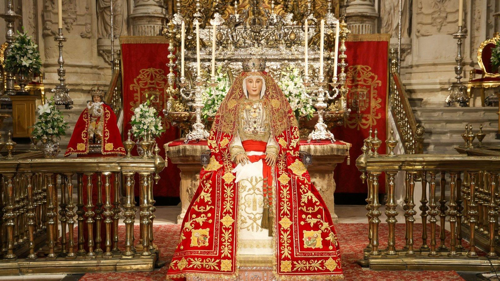 La Virgen de los Reyes con su nuevo manto