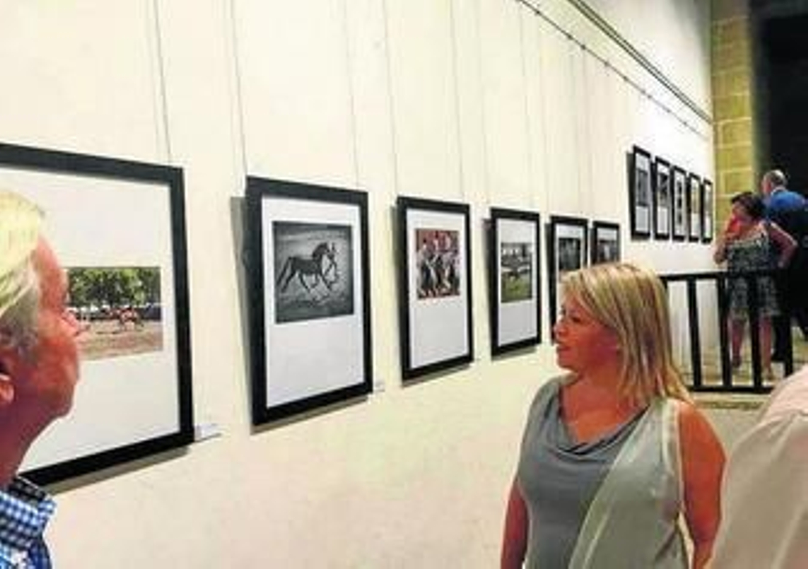 La alcaldesa recorre la exposición.