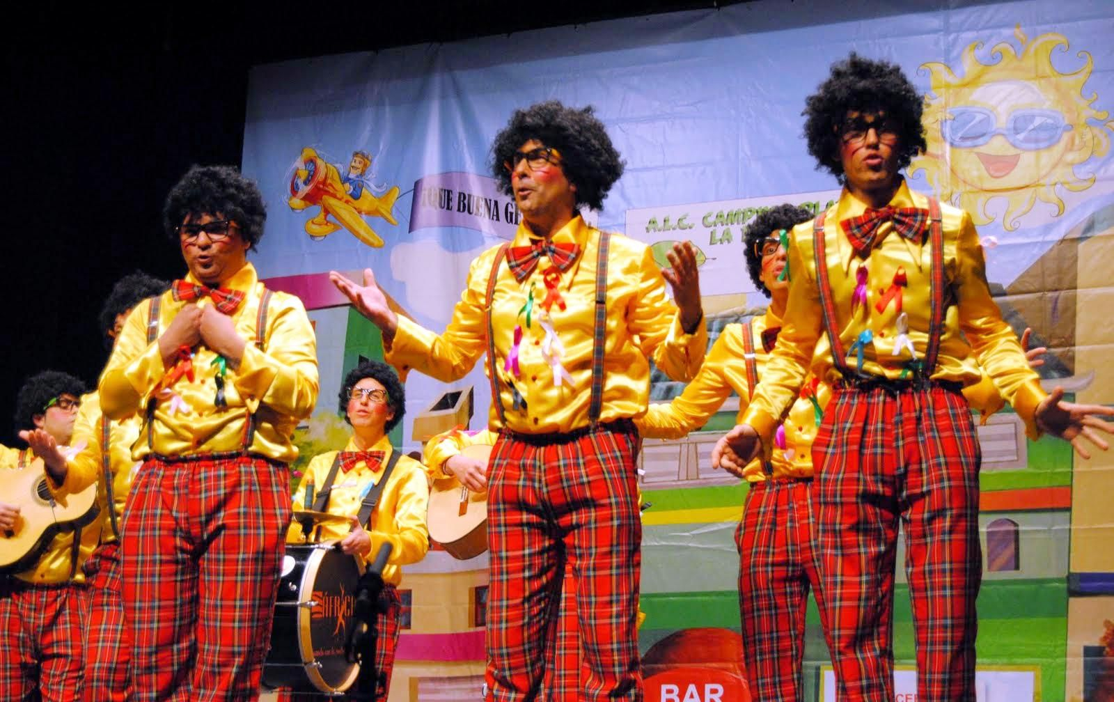Una agrupación canta durante el Concurso de Carnaval de Valverde del Camino.