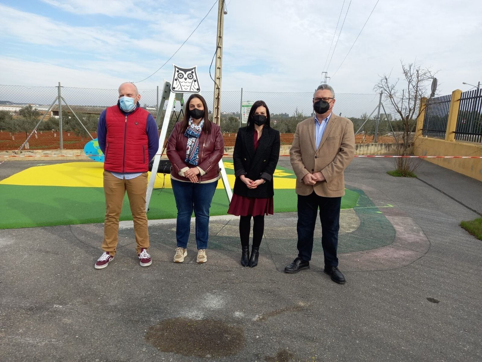 Dirigentes institucionales en la inauguración de la zona infantil.
