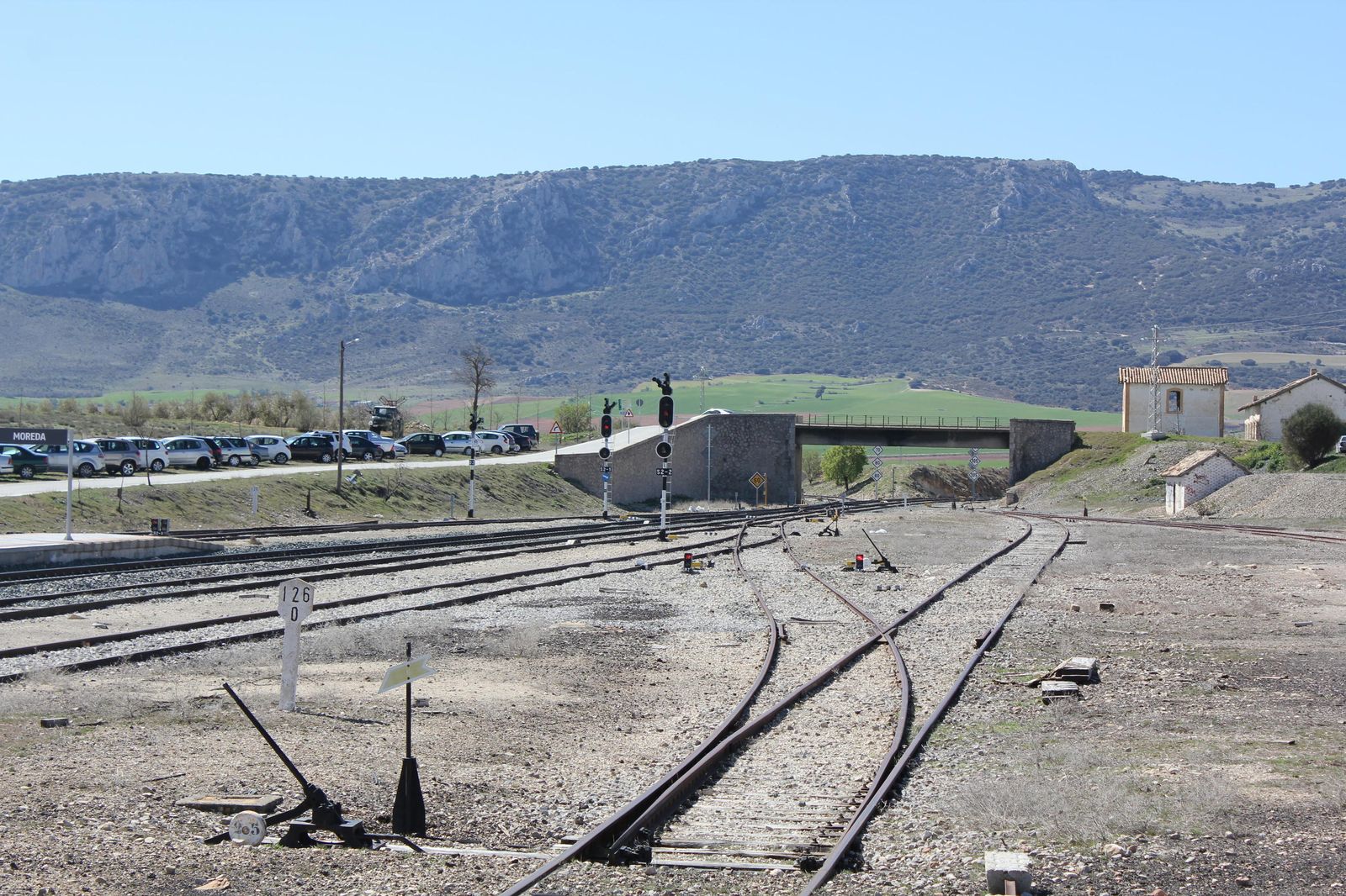Las vías del tren a su paso por Moreda.