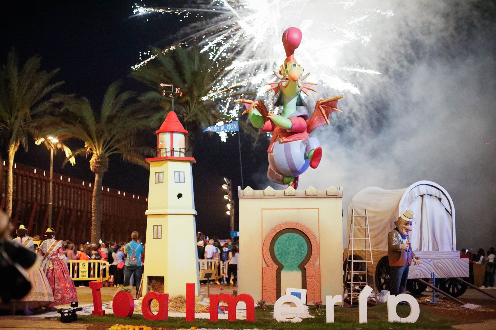 La cremá de las fallas cierra el ‘Fallers pel Món’ en imágenes