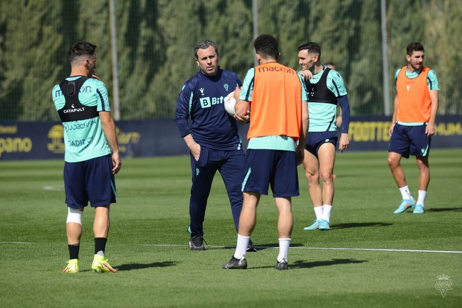 Sergio se dirige a varios jugadores en una sesión.