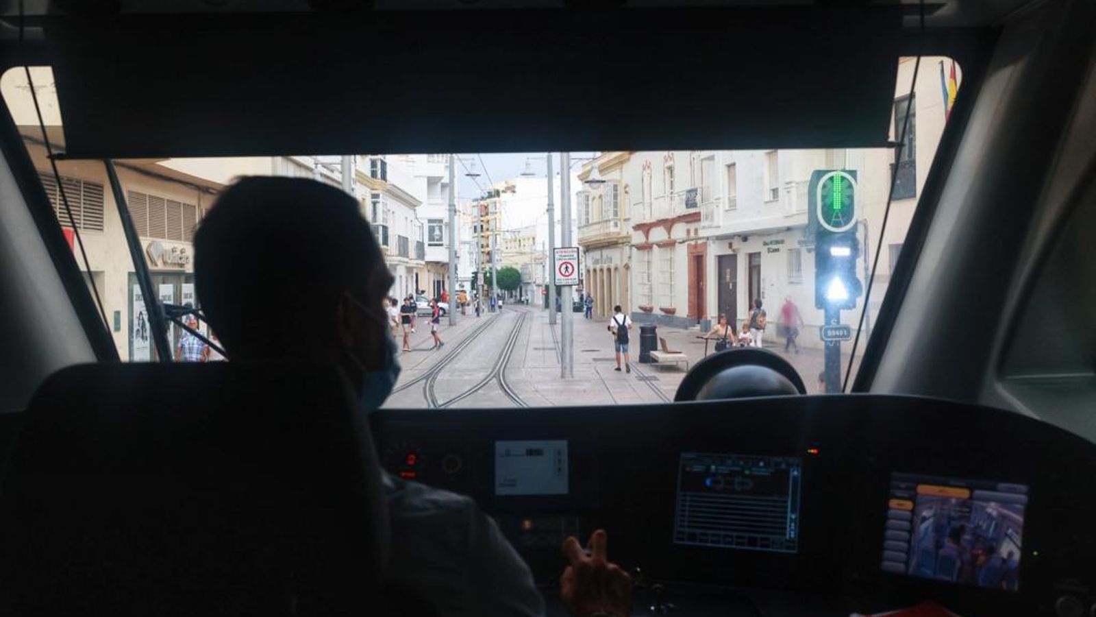 El tranvía metropolitano, a paso lento por la trama urbana.
