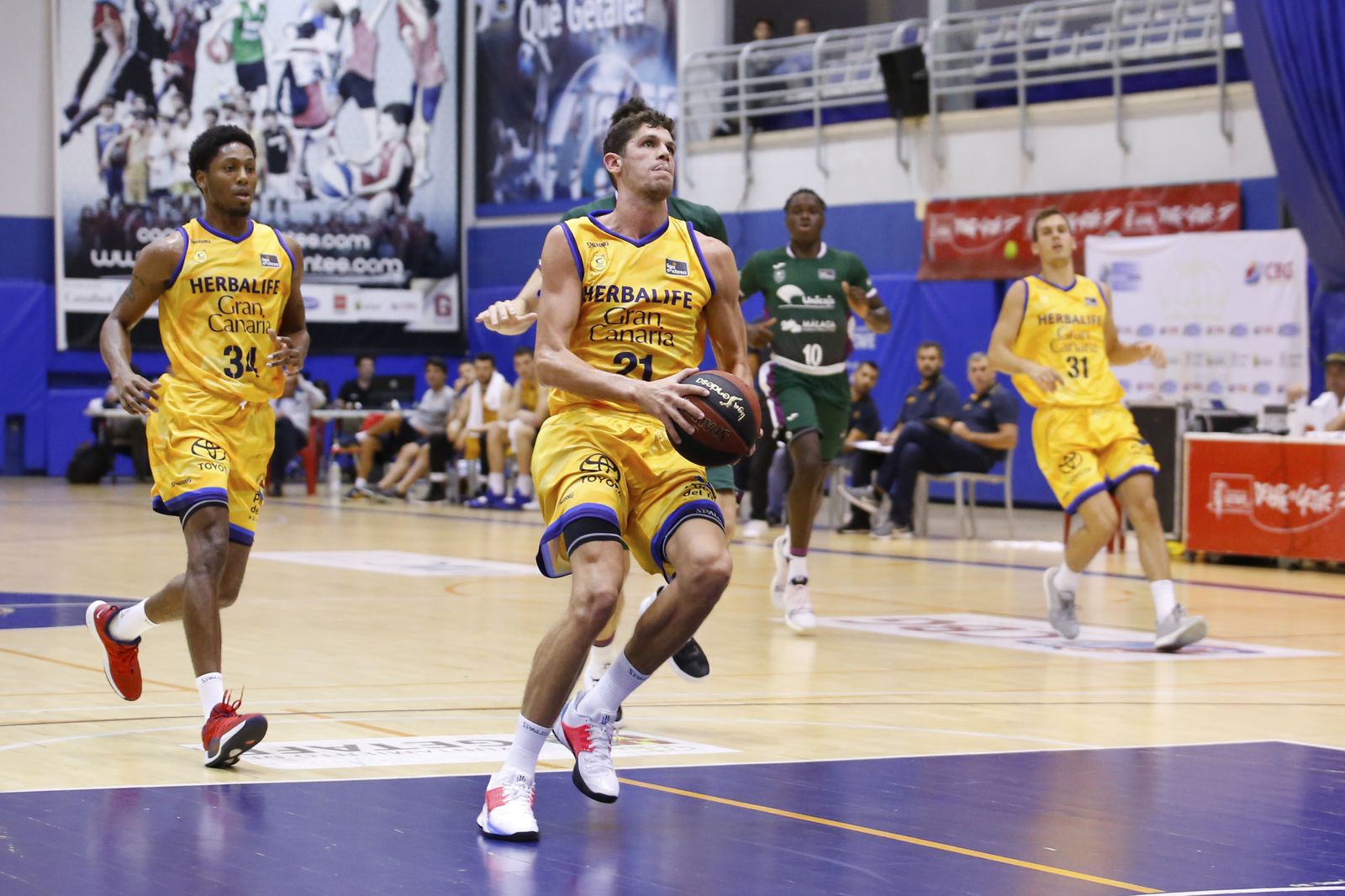 La primera victoria del Unicaja, en fotos