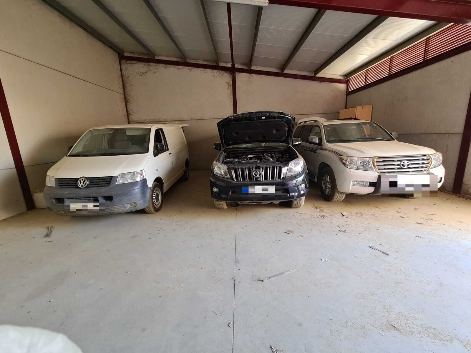 Vehículos intervenidos ayer a los traficantes en una nave de Lepe, todos ellos previamente robados.