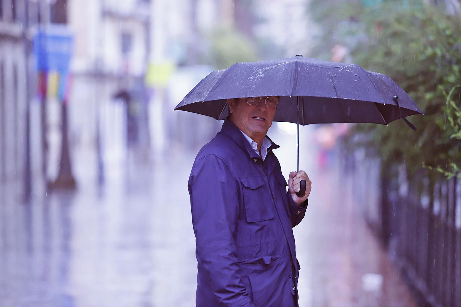 Imágenes de la mañana lluviosa de domingo en Huelva