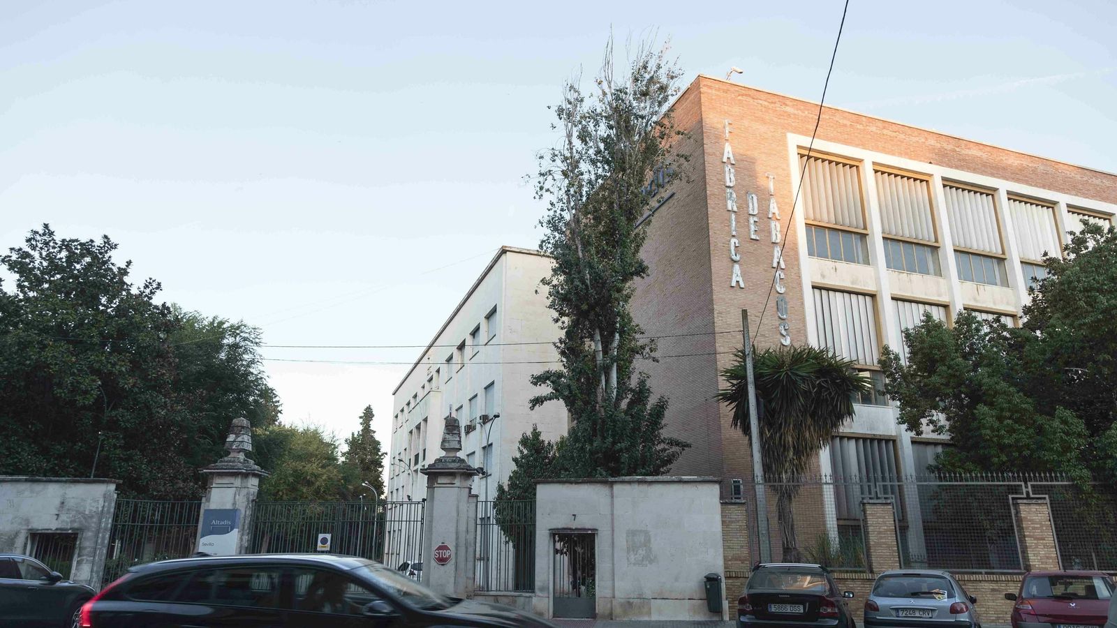Acceso a la antigua factoría desde Los Remedios.