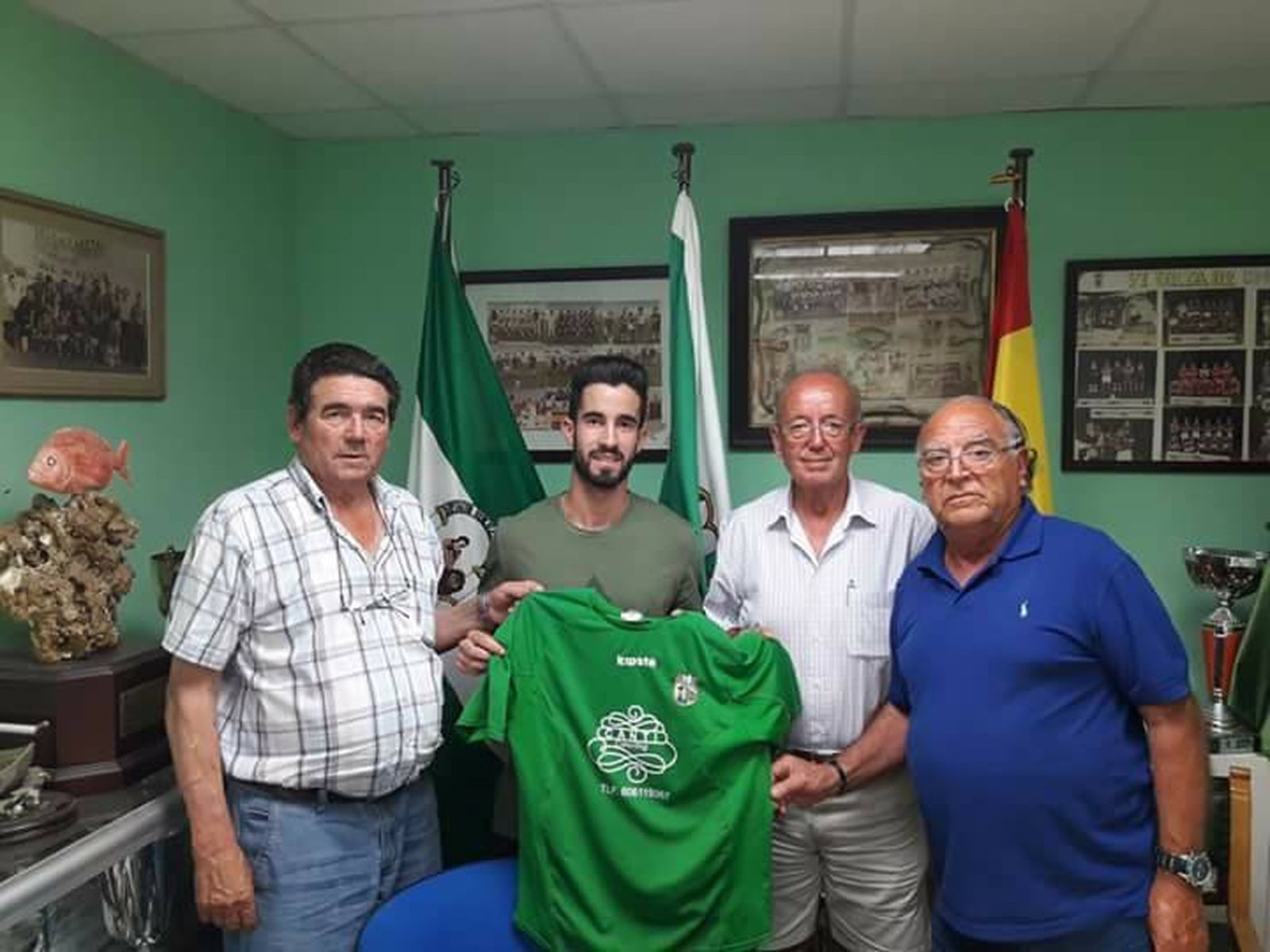 Joselito Zambrano posando con la camiseta del CD Rota durante su presentación el pasado junio.