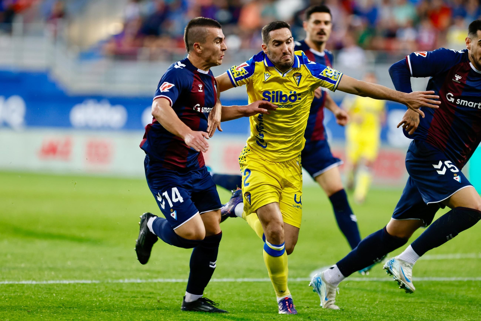Las imágenes del partido de fútbol Éibar - Cádiz