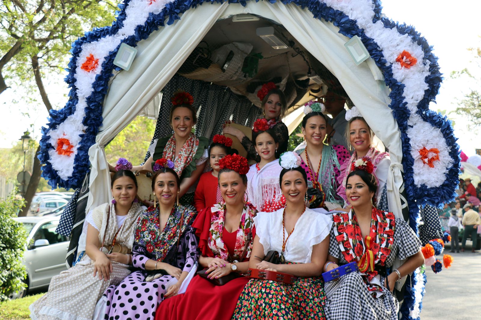 El Rocío 2023: Imágenes de la Hermandad de Emigrantes en su salida de Huelva