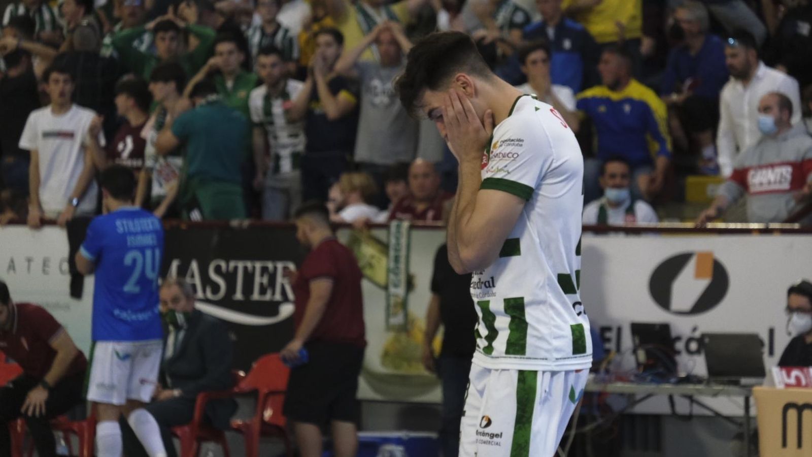 Ricardo se echa las manos a al cabeza tras fallar una ocasión.