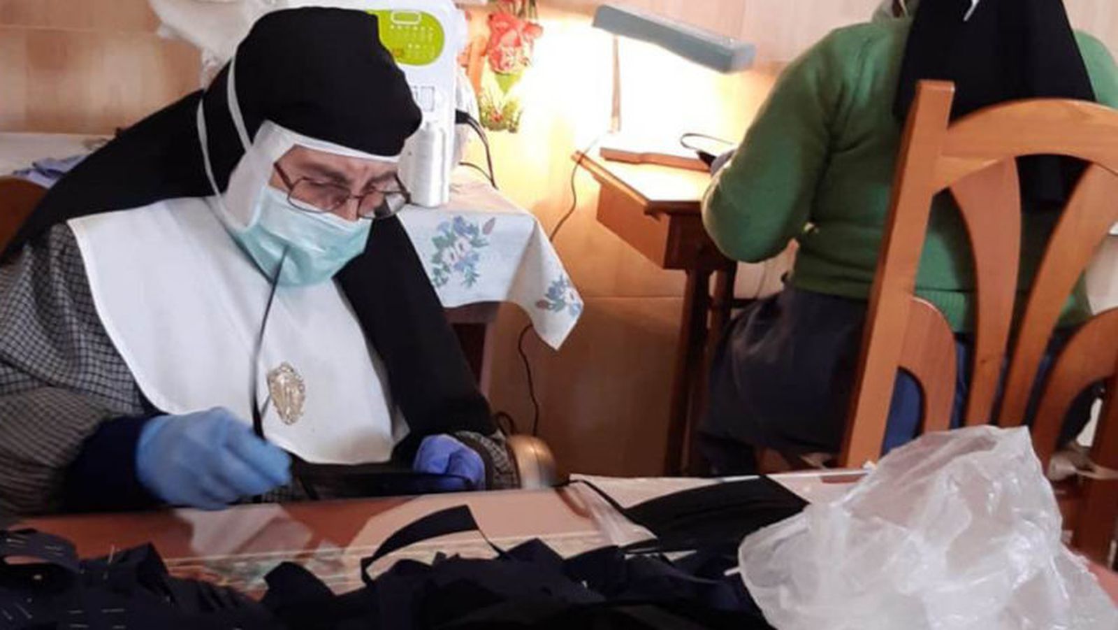 Una monja de clausura de Sevilla confeccionando una mascarilla.