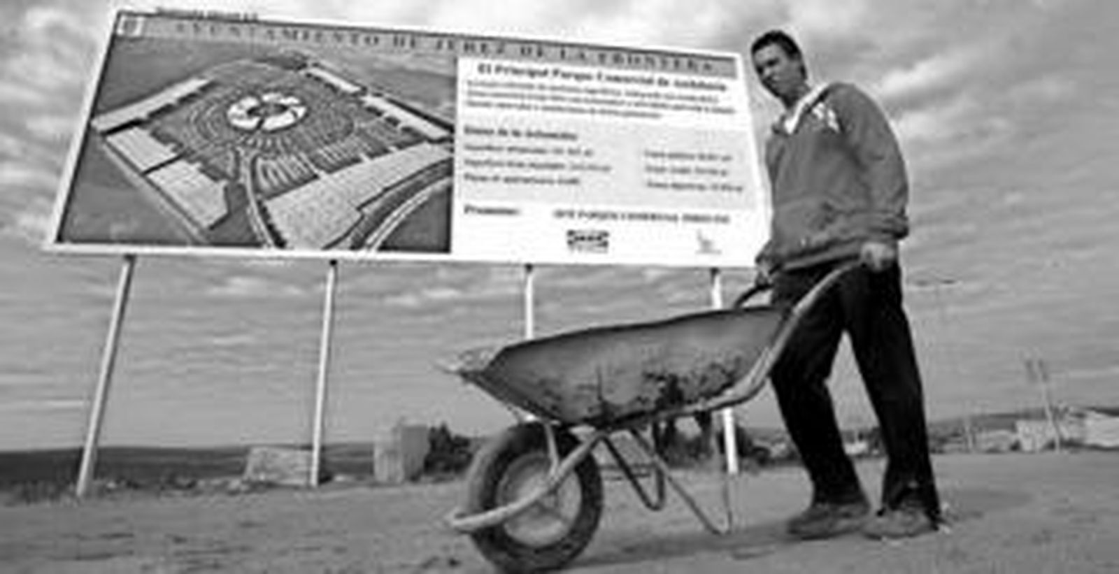 Un obrero pasa ayer delante de la valla anunciadora del complejo comercial de Ikea.