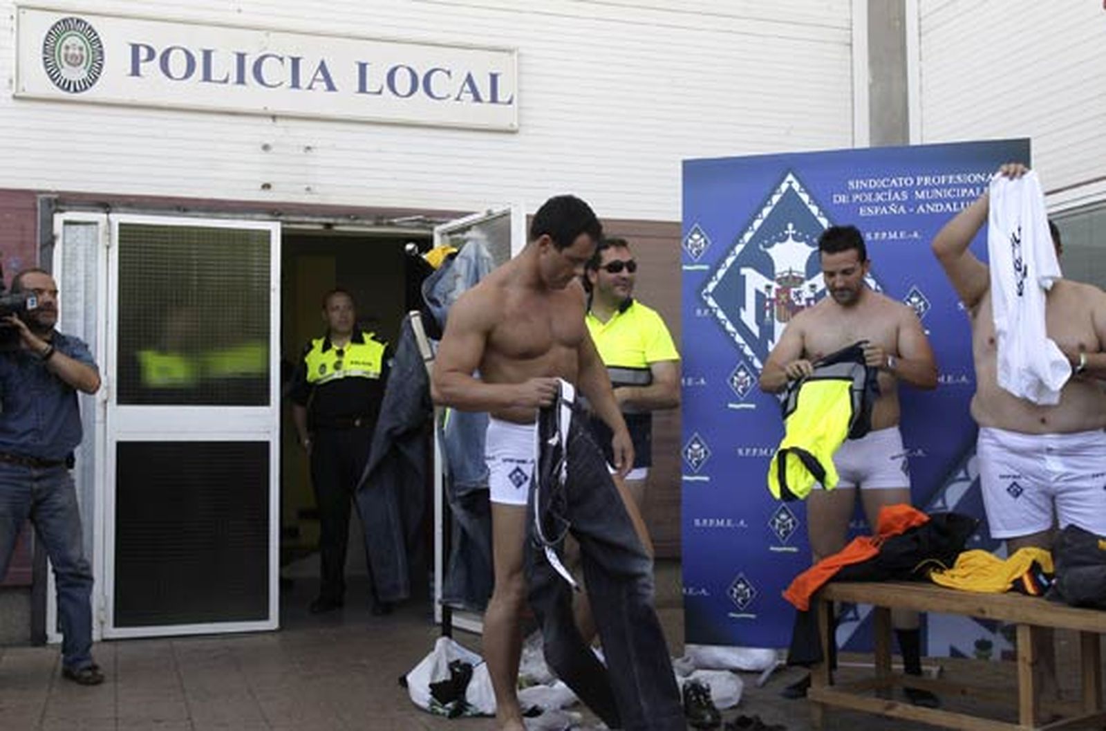 Policías locales se desnudan para pedir aire acondicionado