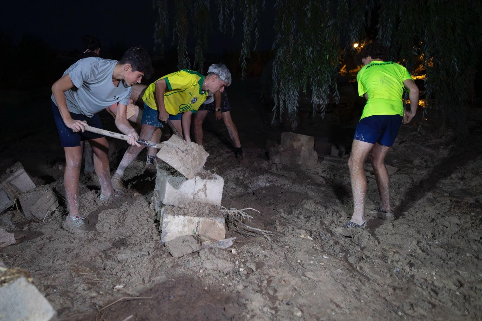 Gobernador afronta los efectos de las lluvias que han anegado la localidad granadina: las imágenes
