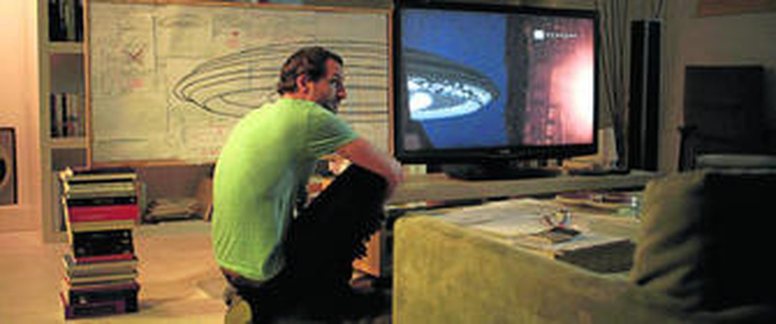 La película del cineasta cántabro se rodó, casi en su totalidad, en un piso de Madrid. En la imagen, el protagonista Julián Villagrán y el OVNI.