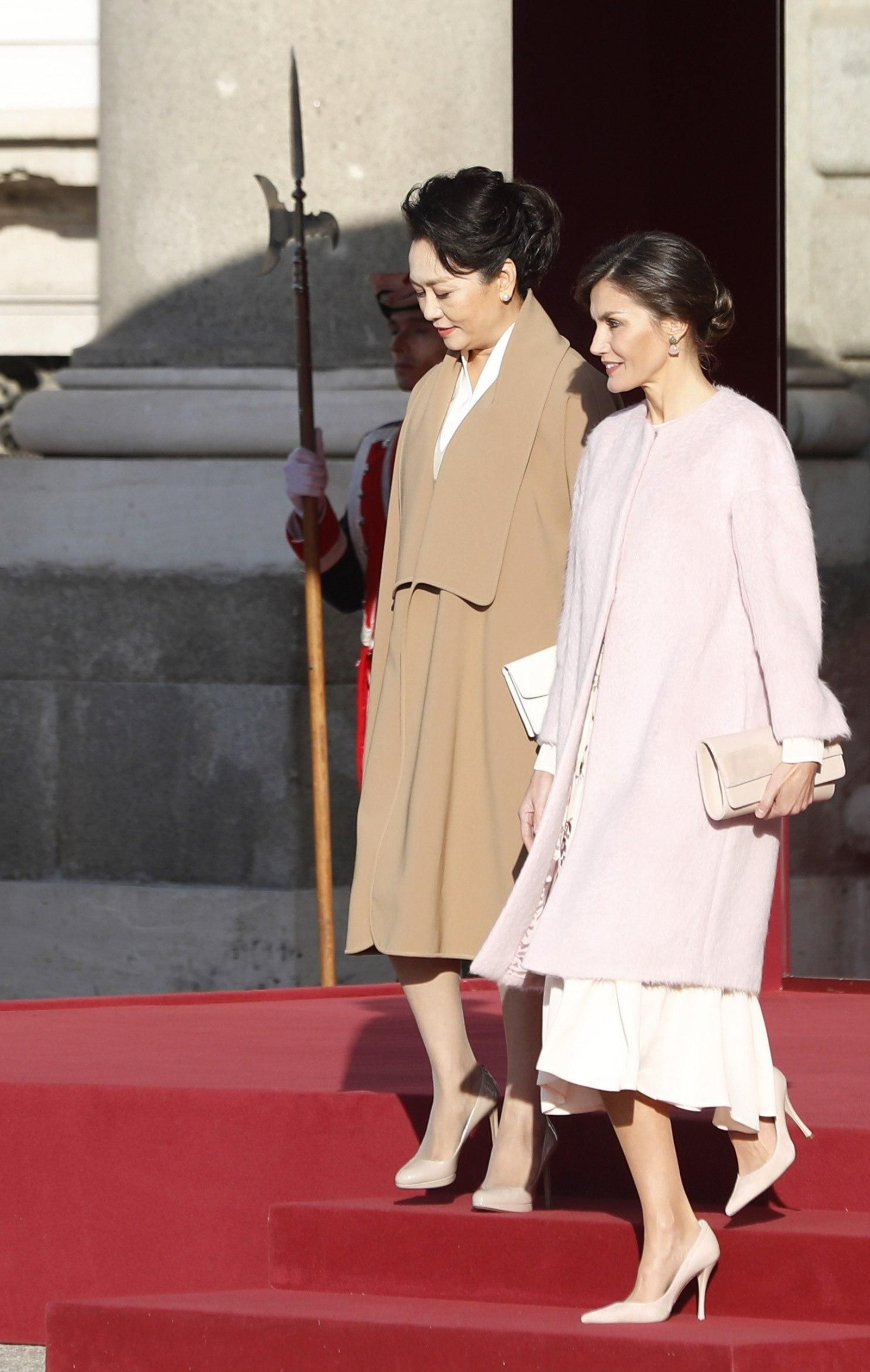 La reina Letizia con Peng Liyuan en el momento de la recepción, a su llegada al Palacio Real.