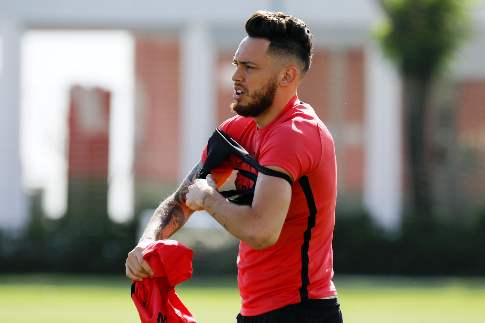 Lucas Ocampos se coloca el chalequillo en el que va el GPS para el seguimiento del cuerpo técnico.