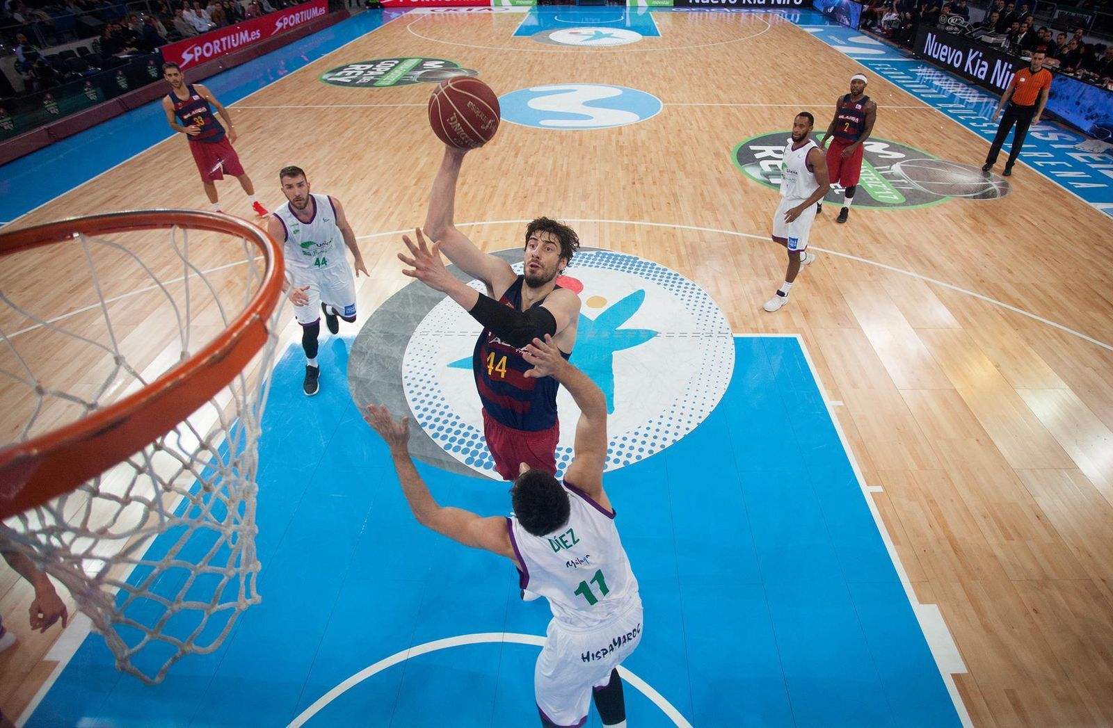 Ante Tomic pasa por encima de Dani Díez para hacer una dejada.