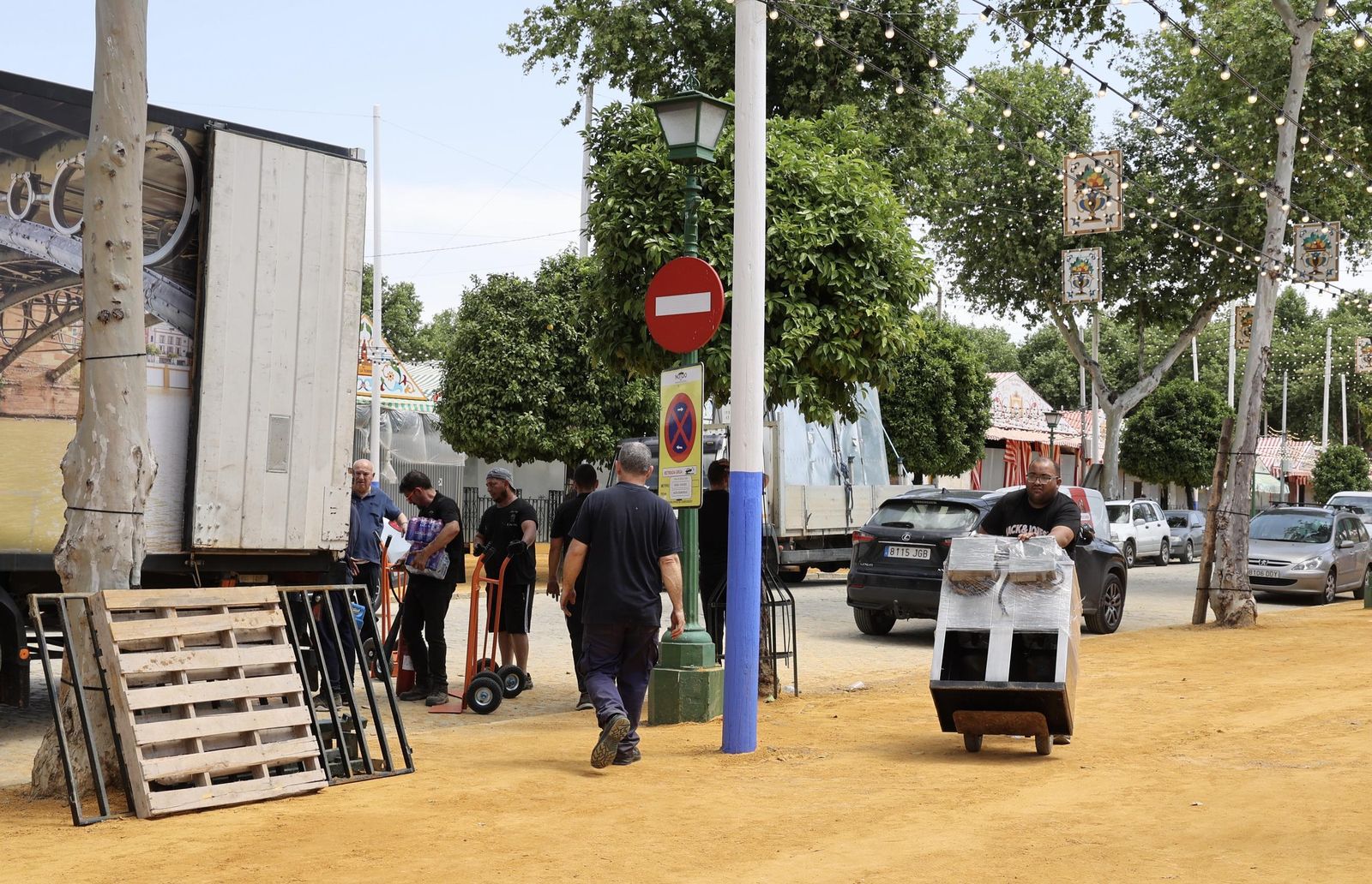 Montaje de la Feria tras el apagón