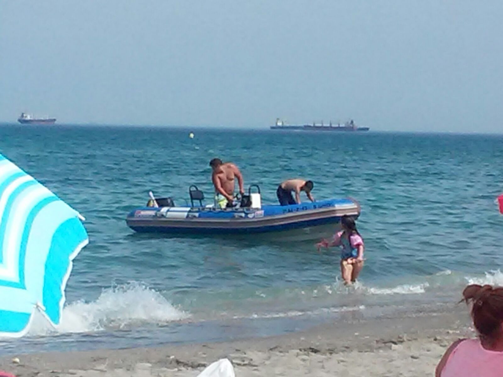 Una niña sale de la orilla ante la llegada de una lancha a gran velocidad, ayer en la playa de levante.