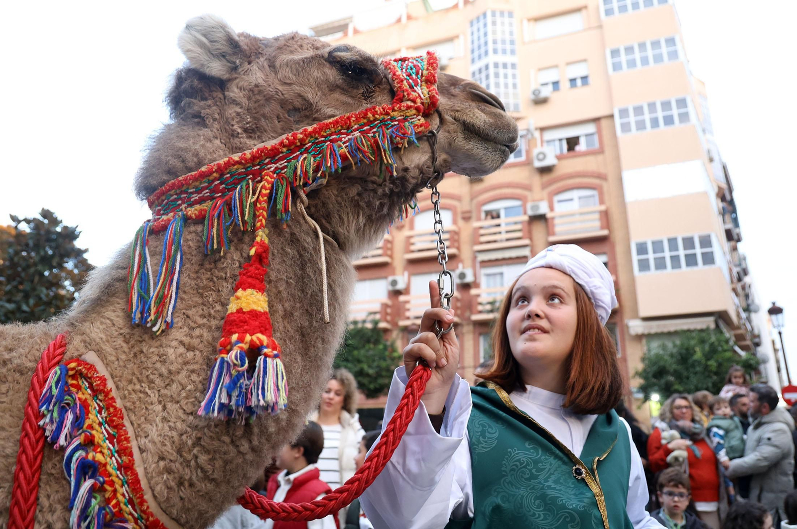 Imágenes del Heraldo Real anunciando la llegada de los Reyes Magos a Huelva
