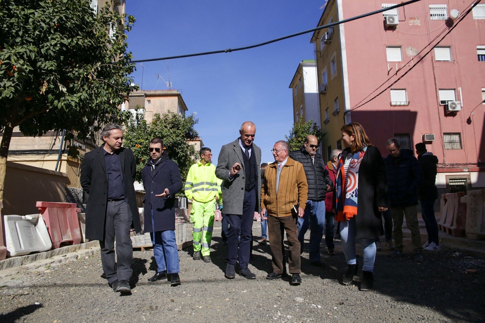 El alcalde y el gerente de Emvisesa con representantes vecinales de Los Pajaritos.