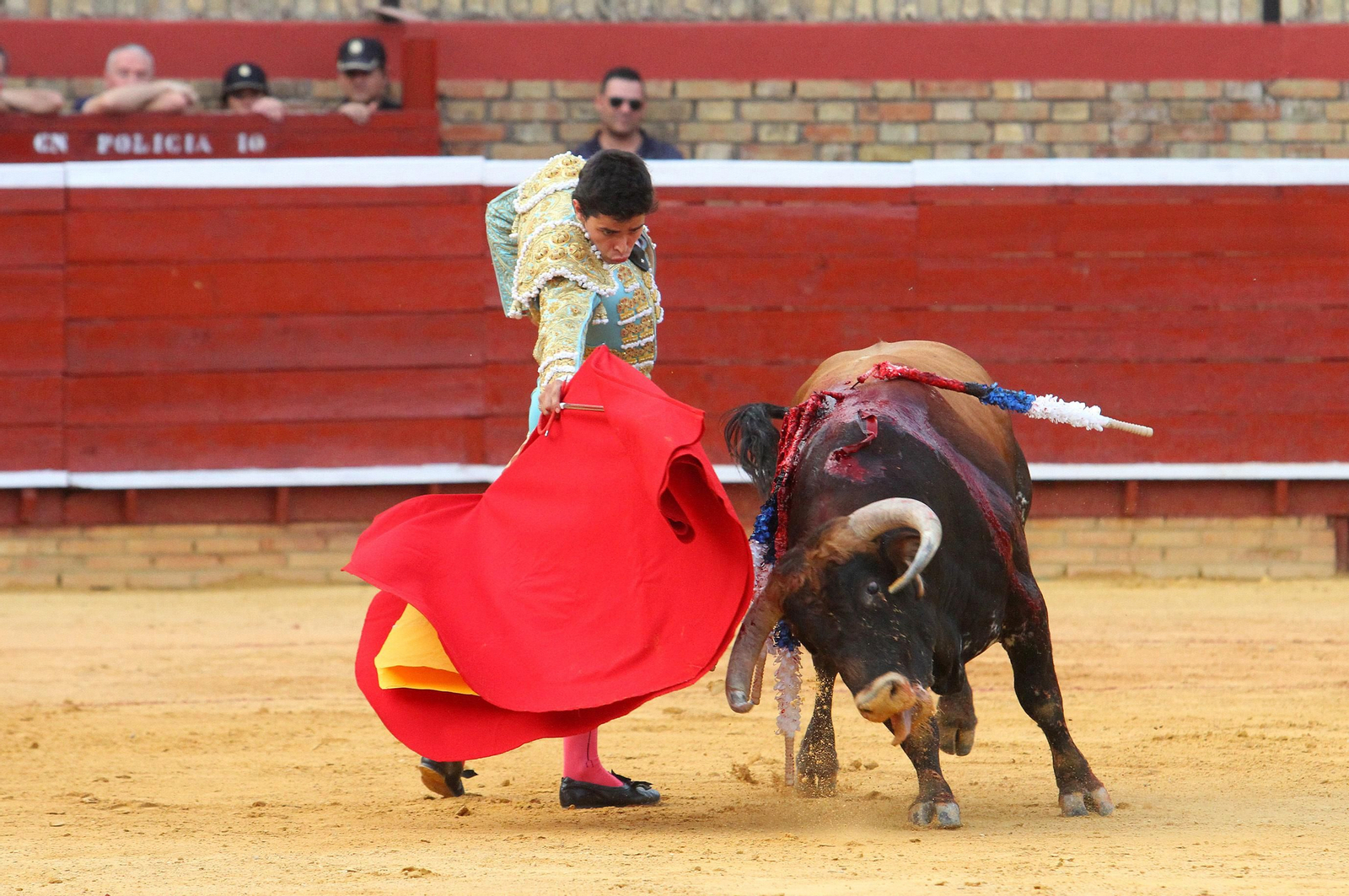 Juan Silva "Juanito" sale a hombros en la Plaza de toros La Merced, en imágenes