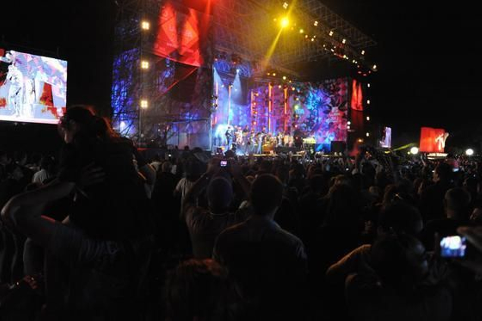 Miles de personas asisten al macroconcierto de la MTV en San Fernando. /Fotos: Rioja · Elías Pimentel