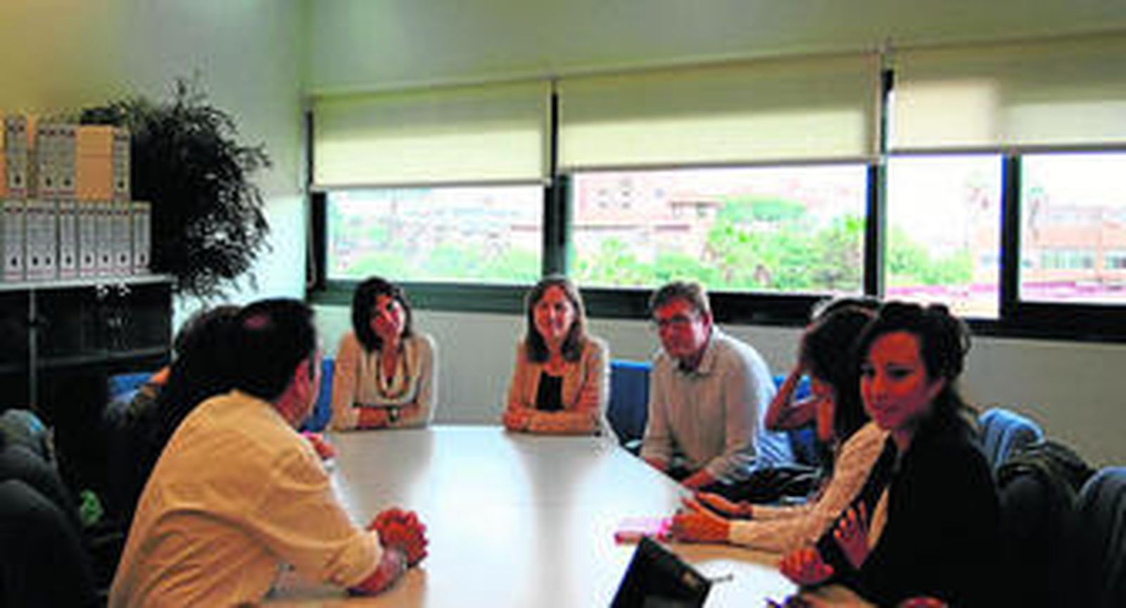 La delegada Francisca Fernández recibió a las seis profesoras del Instituto Raffaelo en Almería.