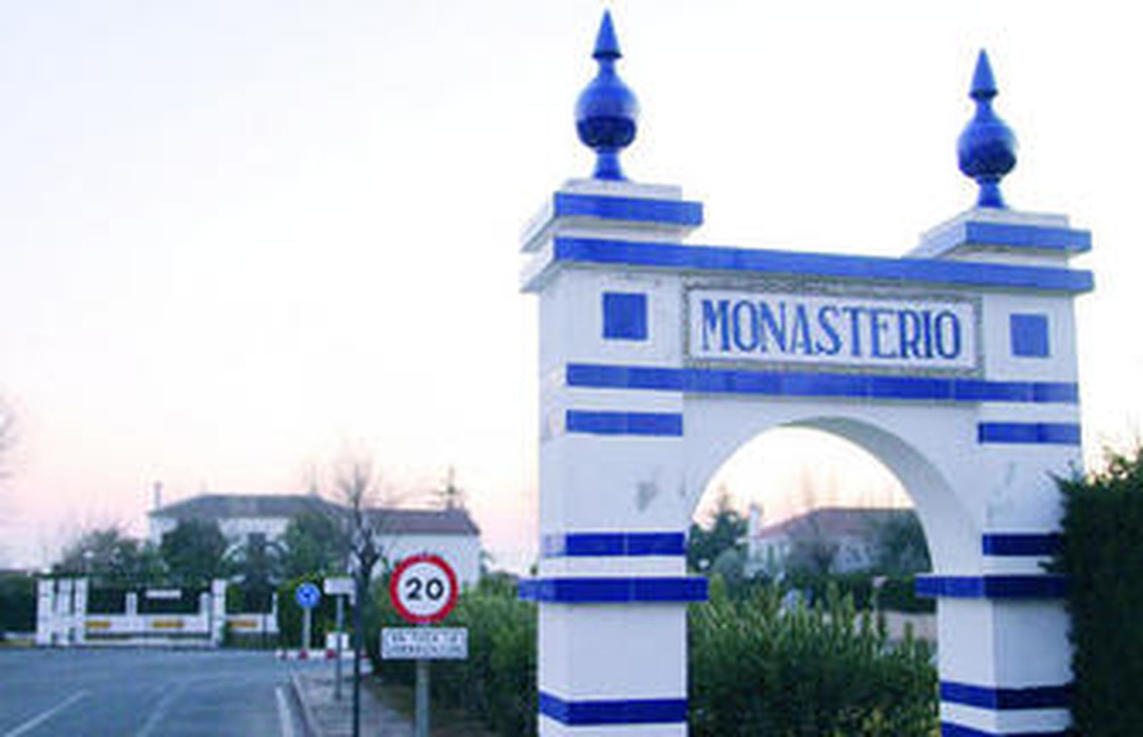 Exterior de una de las urbanizaciones en las que se están realizando obras de mejora.