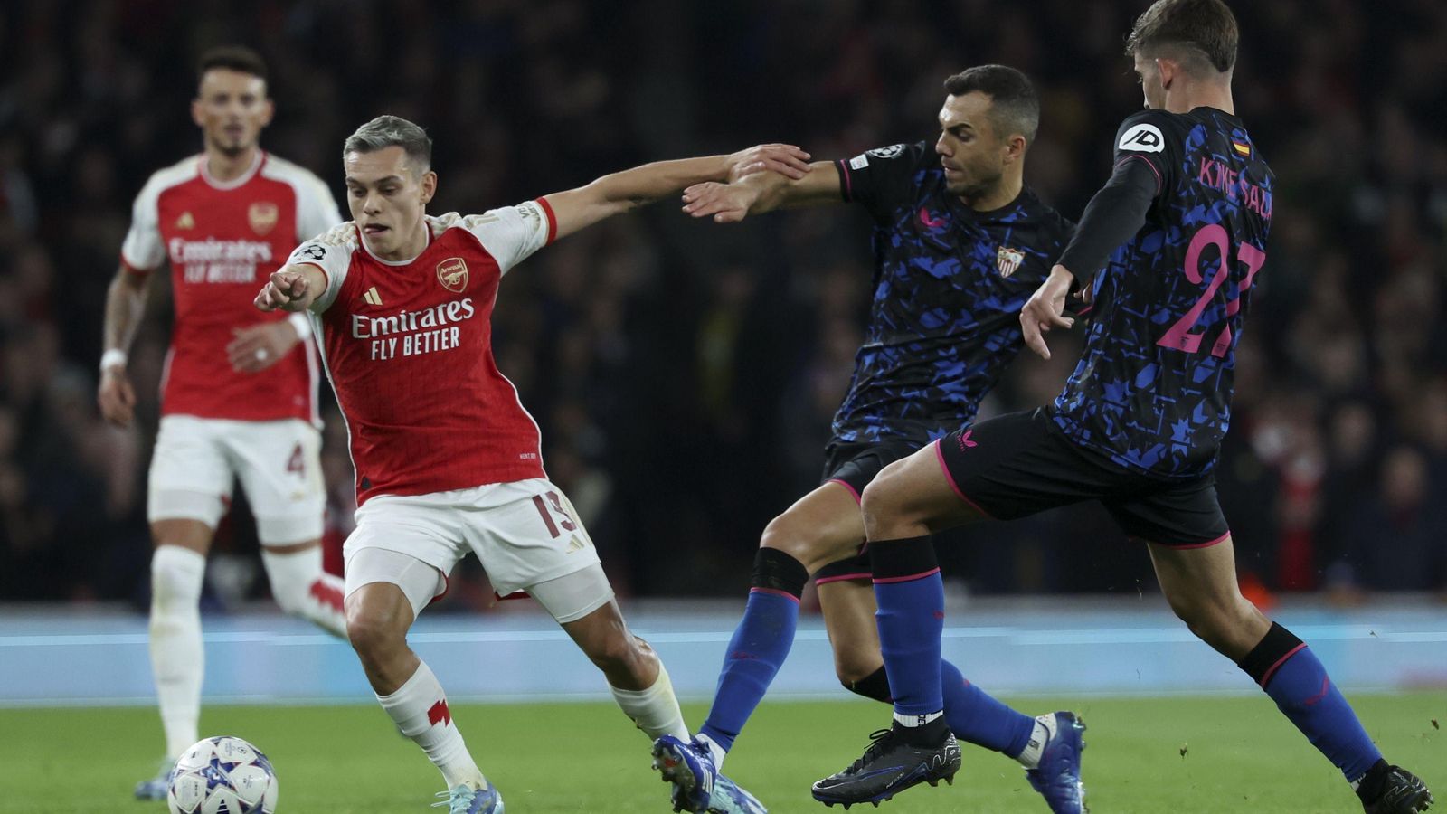 Joan Jordán intenta pelear un balón con Trossard.