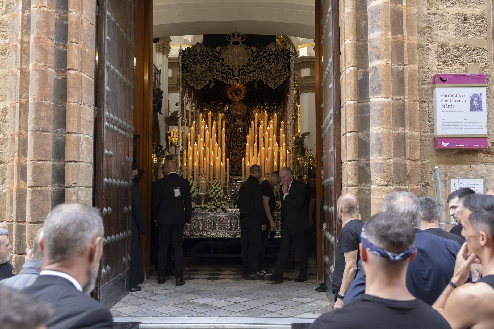 Imágenes de la procesión de la Virgen de los Dolores de Servitas en Cádiz