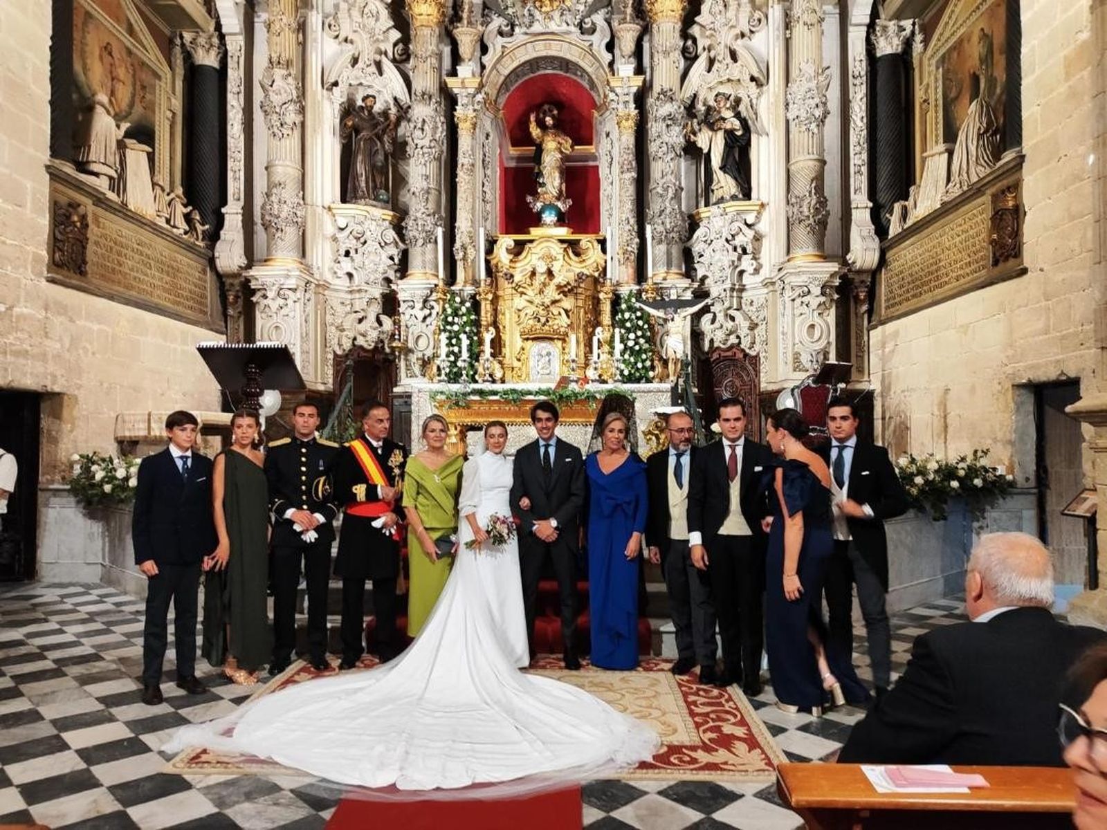 El nuevo matrimonio Ana Belén Suárez Enriquez y Carlos Jurado Fernández con sus padres y hermanos, tras finalizar la ceremonia religiosa, en la parroquia de Santo Domingo en Sanlúcar de Barrameda.