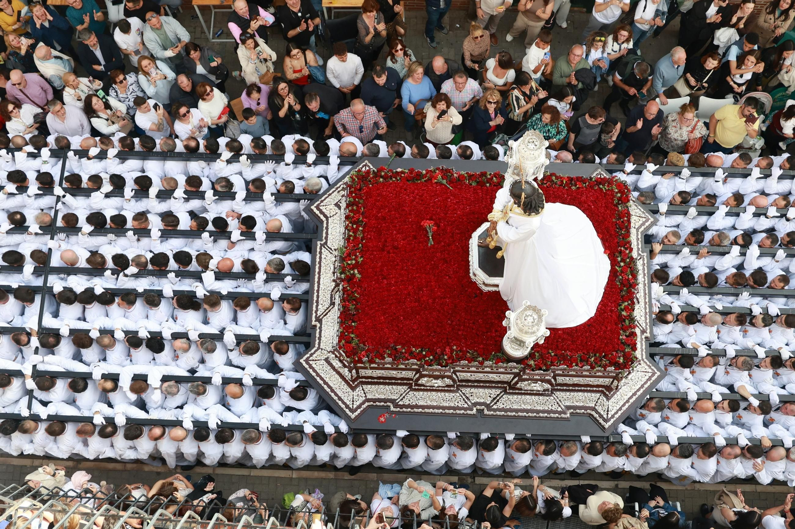 El Cautivo, en su procesión del Lunes Santo en Málaga, en fotos