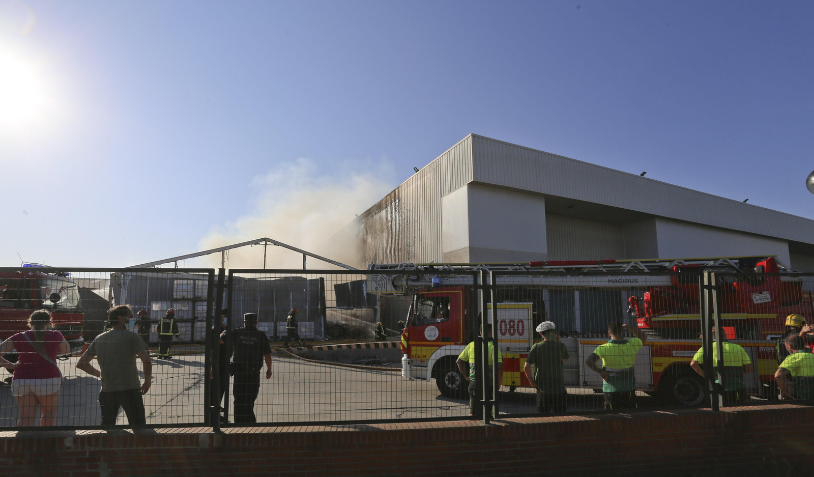 Las fotos del incendio en una nave de aceites del polígono Guadalhorce