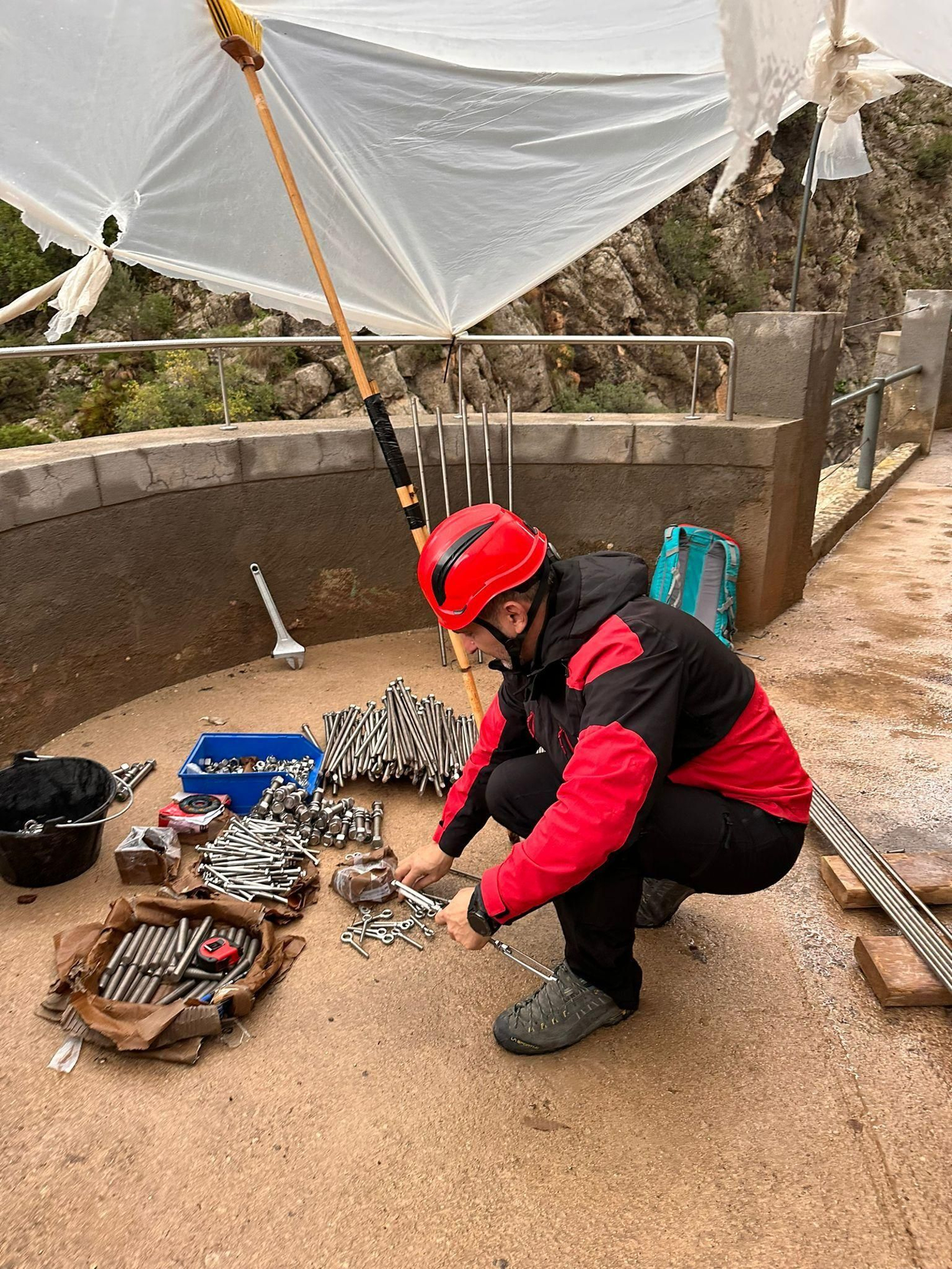 Un alpinista en las labores de reparación del Caminito del Rey. Un alpinista en las labores de reparación del Caminito del Rey.