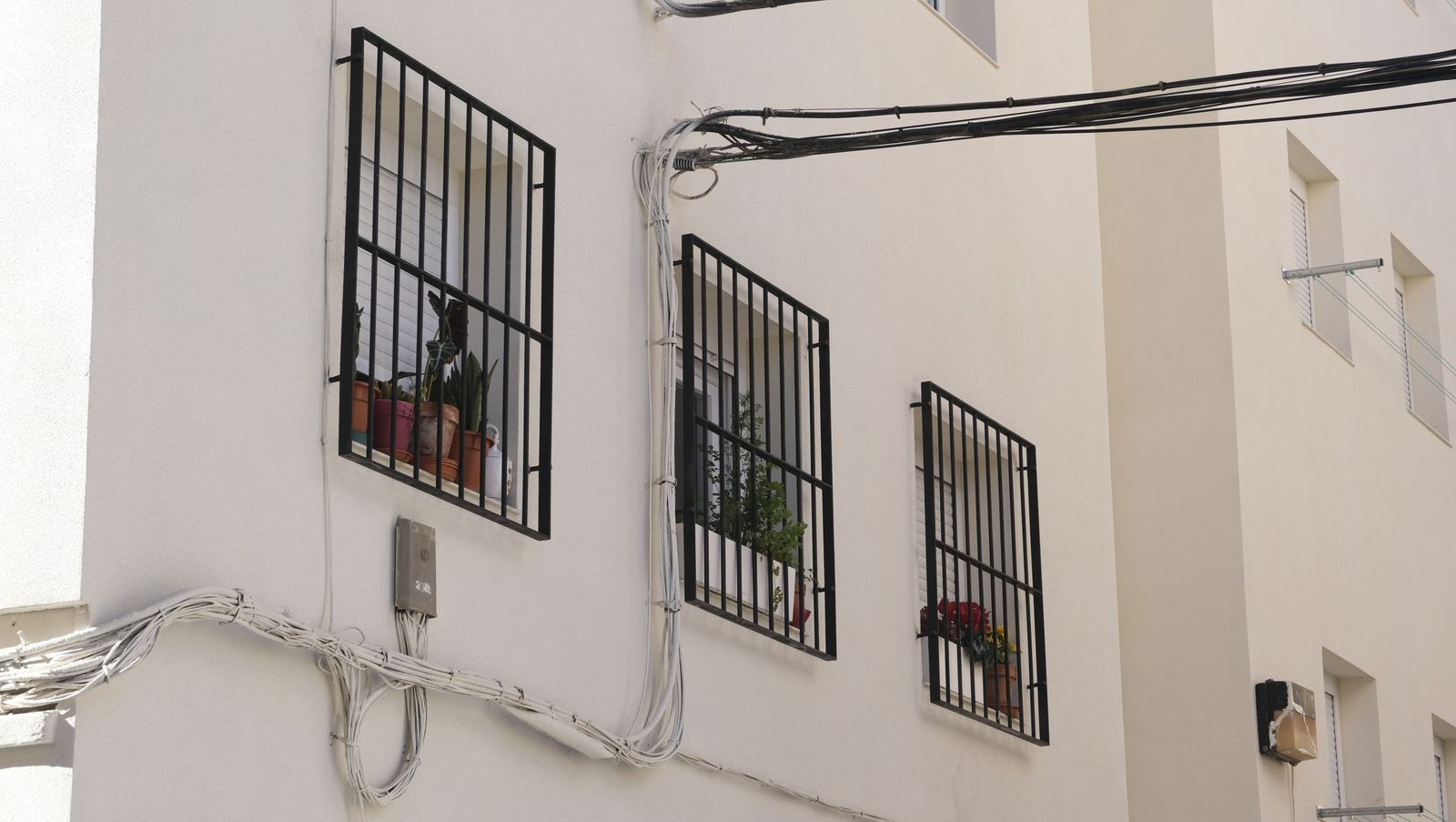 La rehabilitación de los edificios del barrio de los pintores en Almería avanza a buen ritmo, en imágenes