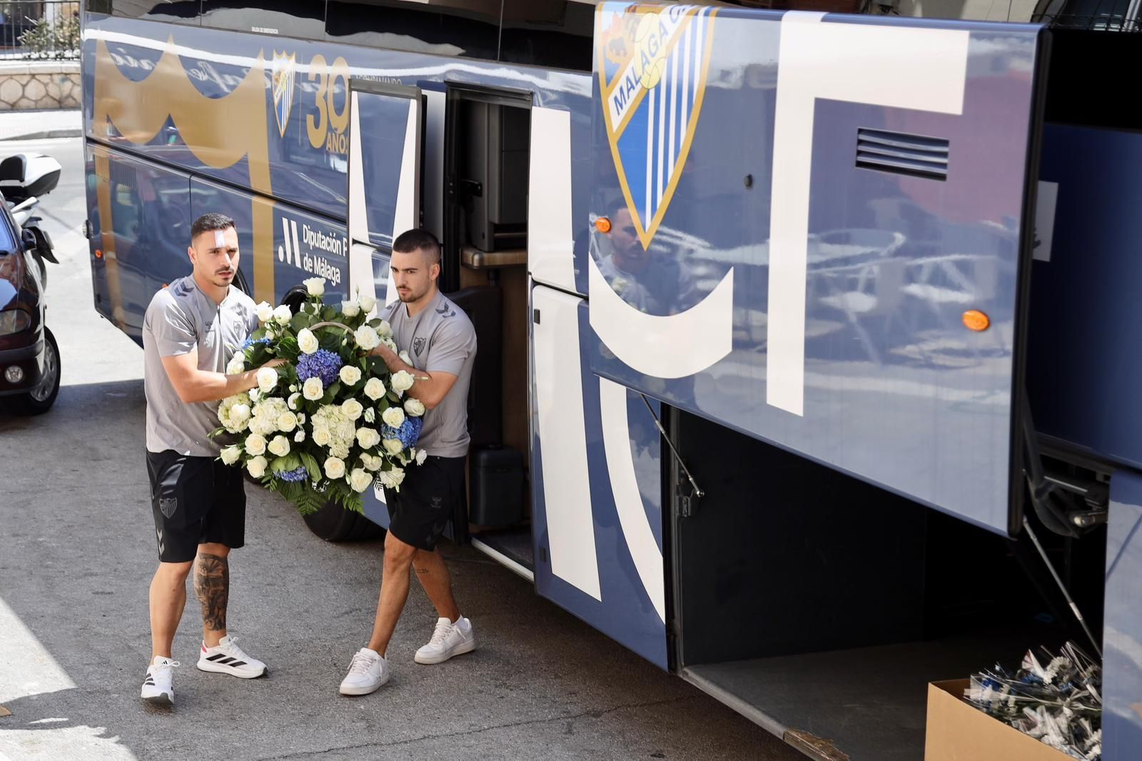 La ofrenda del Málaga CF a la Divina Pastora, en fotos