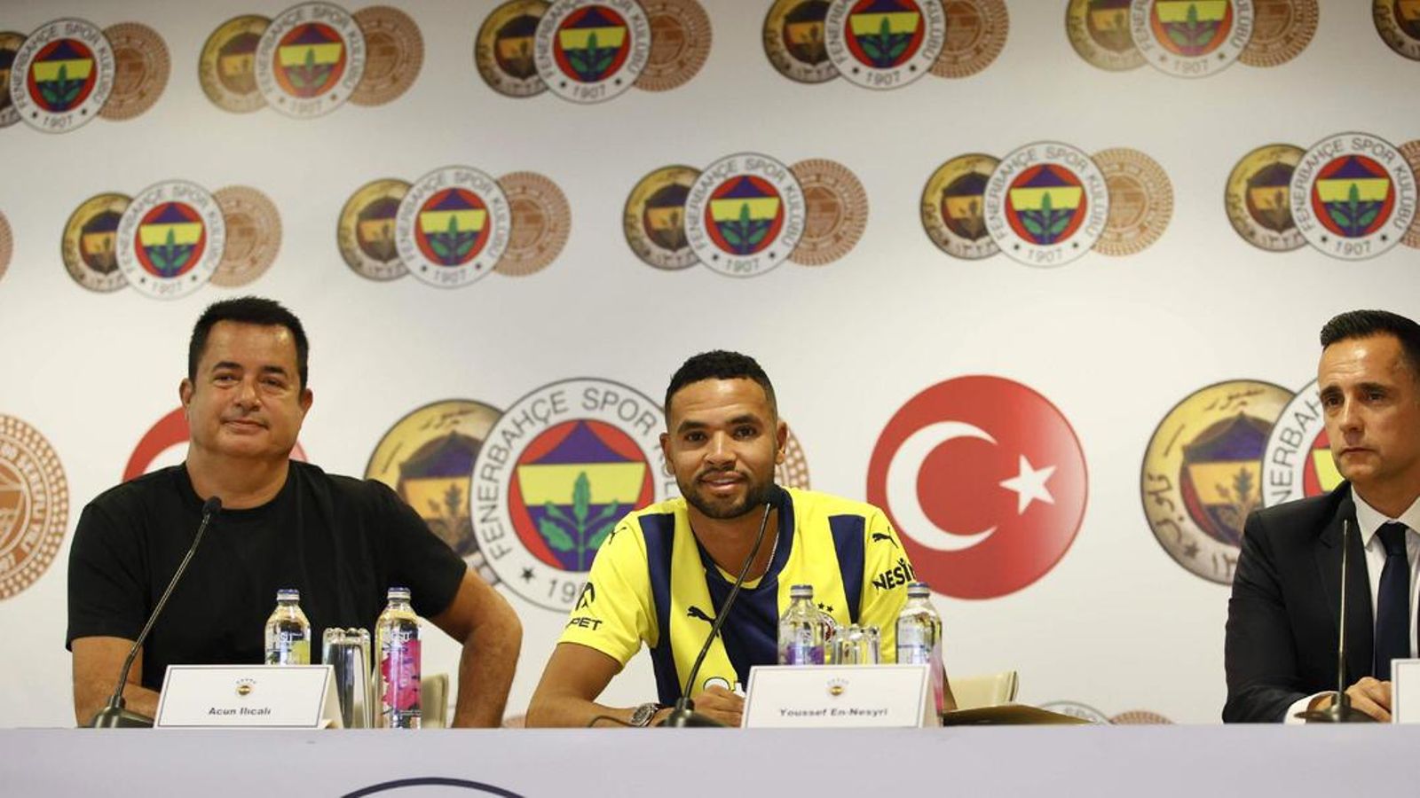 En-Nesyri, durante su presentación oficial como jugador del Fenerbahçe tras cerrarse el acuerdo con el Sevilla.