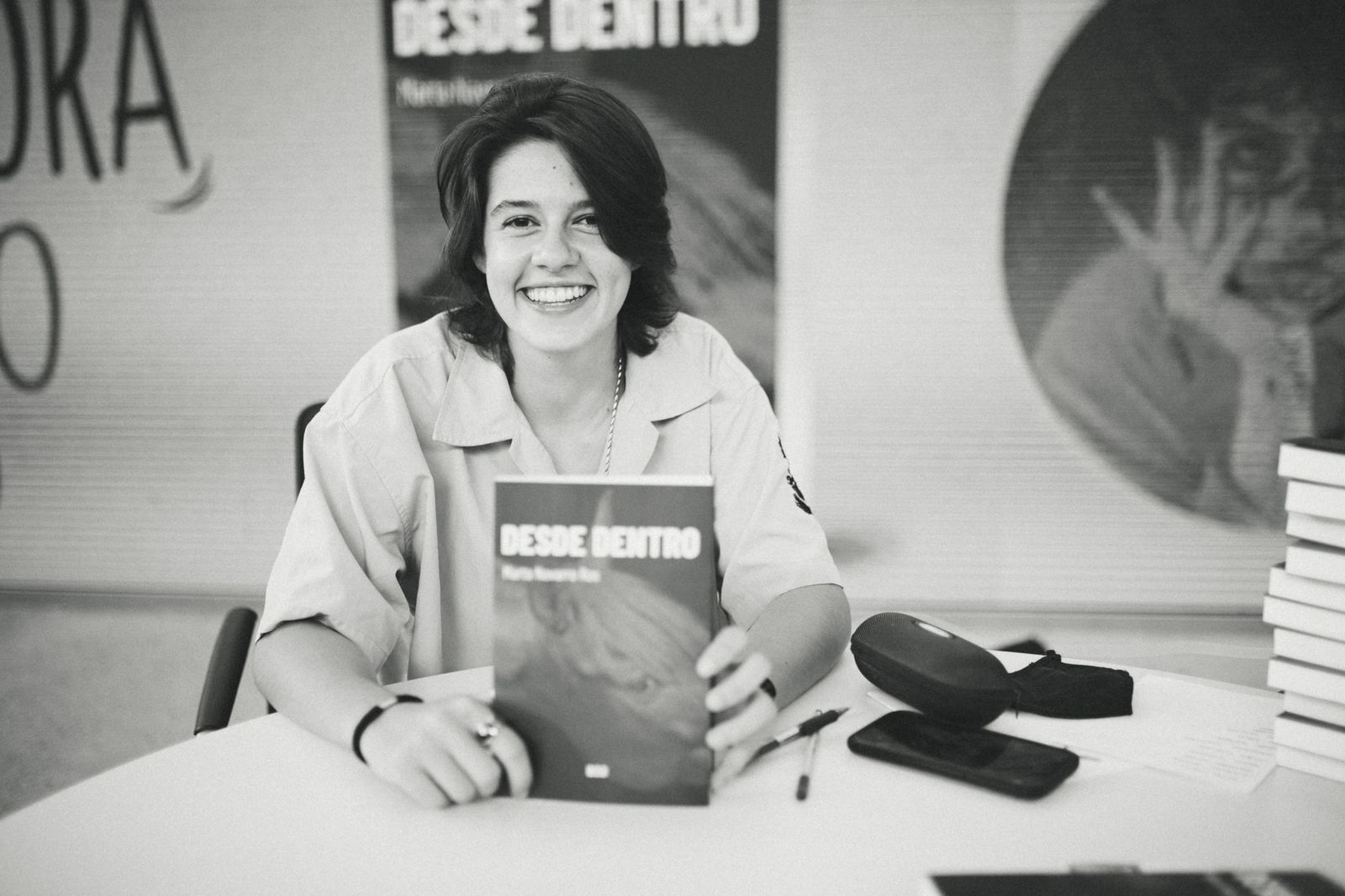 Marta Navarro Ros con su novela 'Desde dentro'.