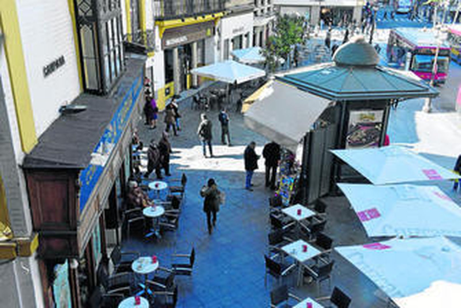 Vista aérea de la Plaza de la Campana, en la que se puede observar los veladores de la confitería La Campana, McDonald's y Burger King.