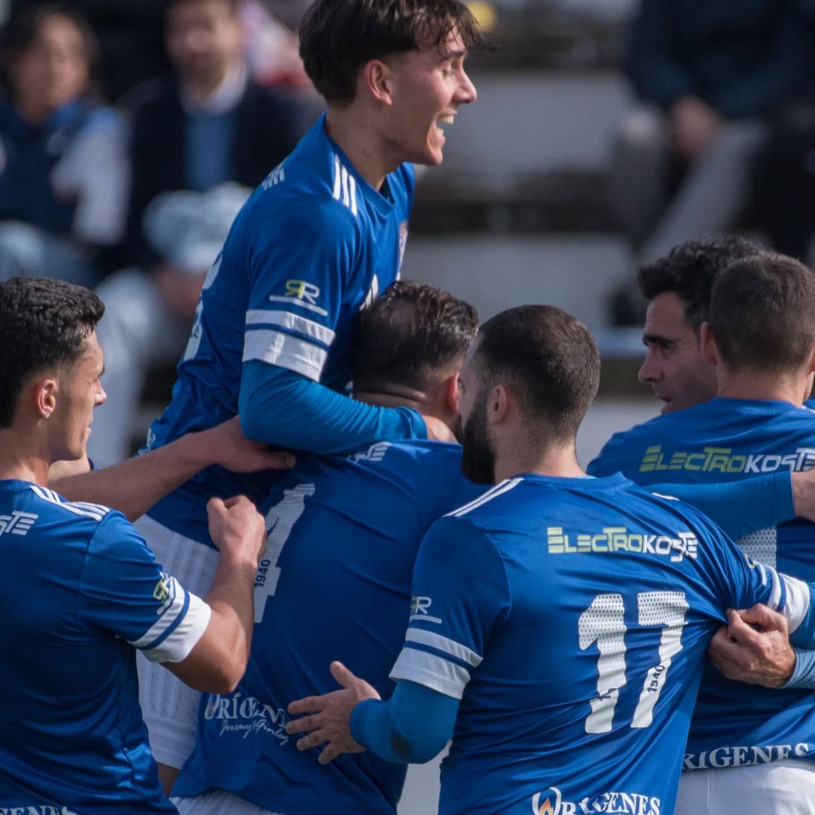 Los jugadores celebran uno de los goles.
